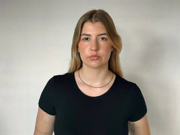 Beispiel: ernster, angespannter Gesichtsausdruck